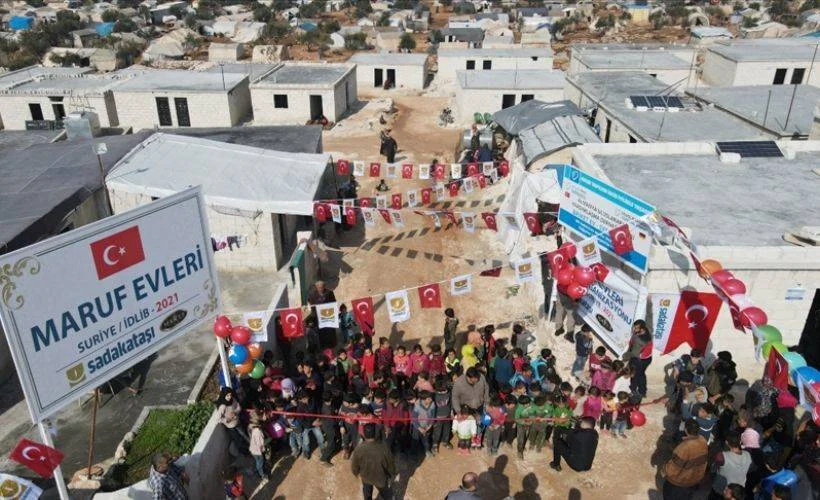 Sadakataşı Derneği, İdlib'de inşasını tamamladığı 308 briket evi ihtiyaç sahiplerine teslim etti