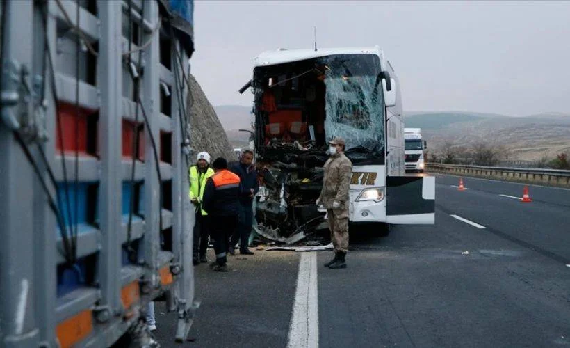 Şanlıurfa'da yolcu otobüsü tıra arkadan çarptı: 3 ölü, 30 yaralı