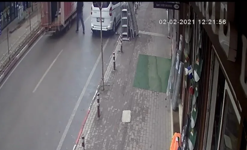 Seyir halindeki kamyonetin açılan kapısının çarpması sonucu yaralandı
