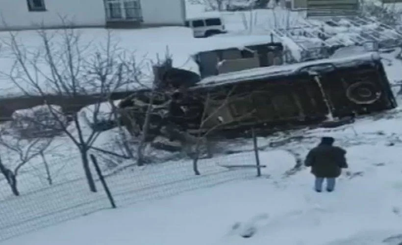 Sultanbeyli'de servis minibüsü yan yattı; İçindekileri çevredekiler çıkardı