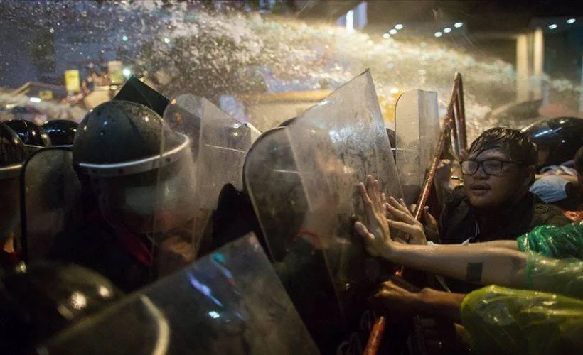Tayland'da hükümet karşıtı protestocular polisle çatıştı