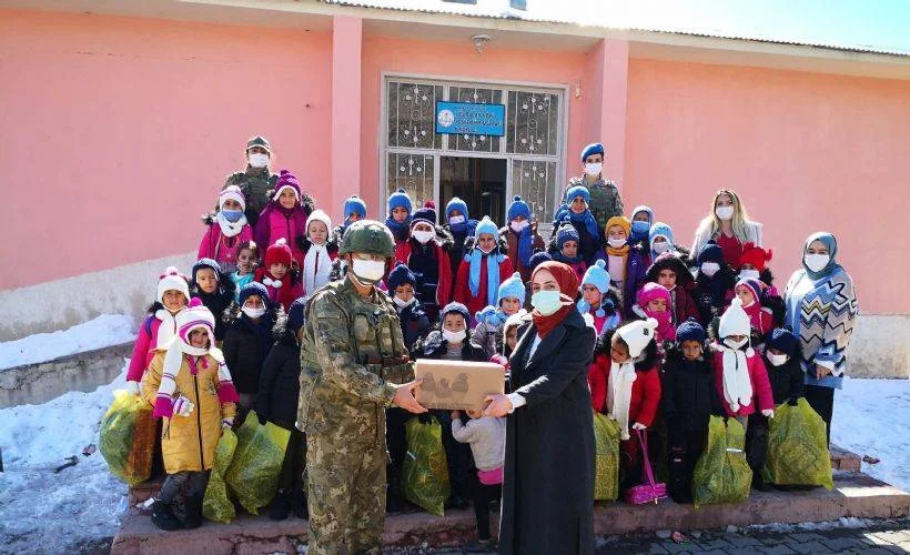 TSK, Şemdinli'deki çocukları hediyelerle sevindirdi
