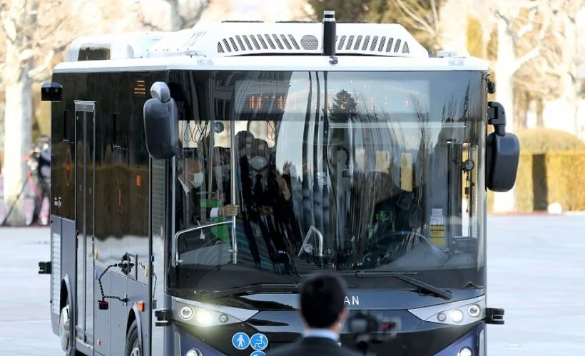 Türk mühendislerinin geliştirdiği sürücüsüz elektrikli otobüs tanıtıldı