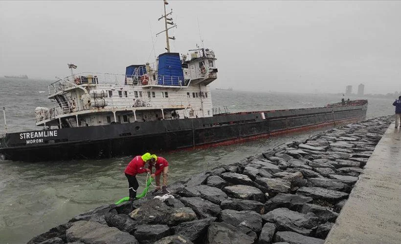 Zeytinburnu'nda karaya oturan gemi, denize doğru sürüklendi