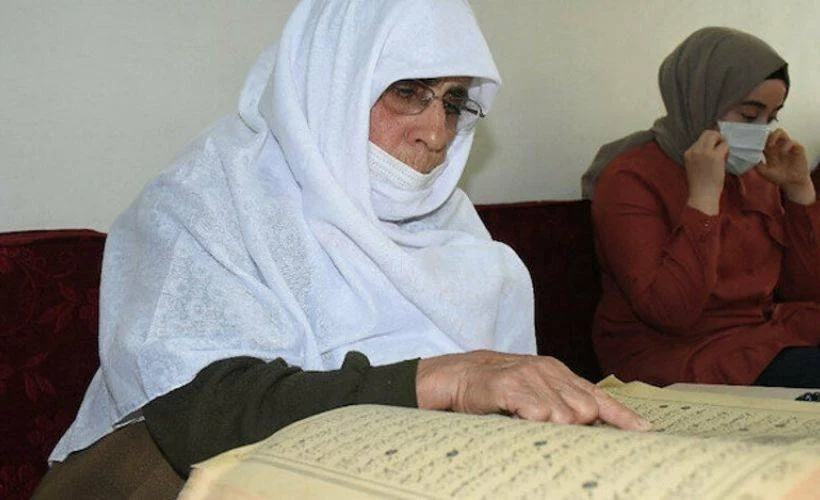 84 yaşındaki Hamide Nine Kur'an-ı Kerim öğrendi