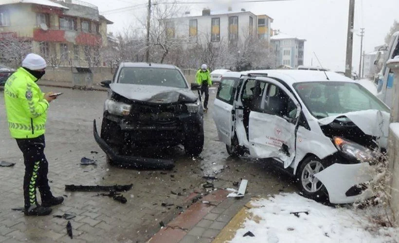 Aşı ekibi kaza yaptı, 4 sağlık görevlisi yaralandı