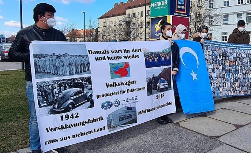 Avusturya'da Uygur Türklerinden Volkswagen firmasına protesto
