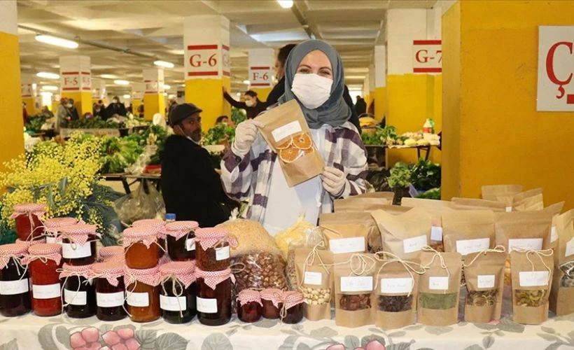 Bahçeye girdi; pekmez, reçel, kurutulmuş meyveleri pazarda/sosyal medya üzerinden satmaya başladı