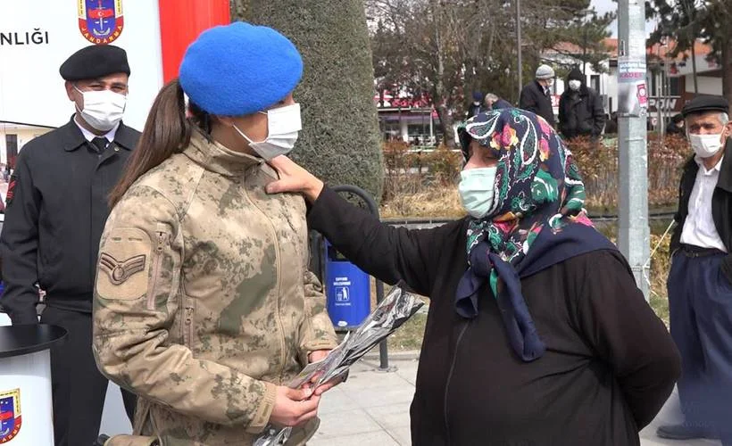 Çorumlu yaşlı kadından kadın astsubaya övgü: Sizlerle gurur duyuyorum