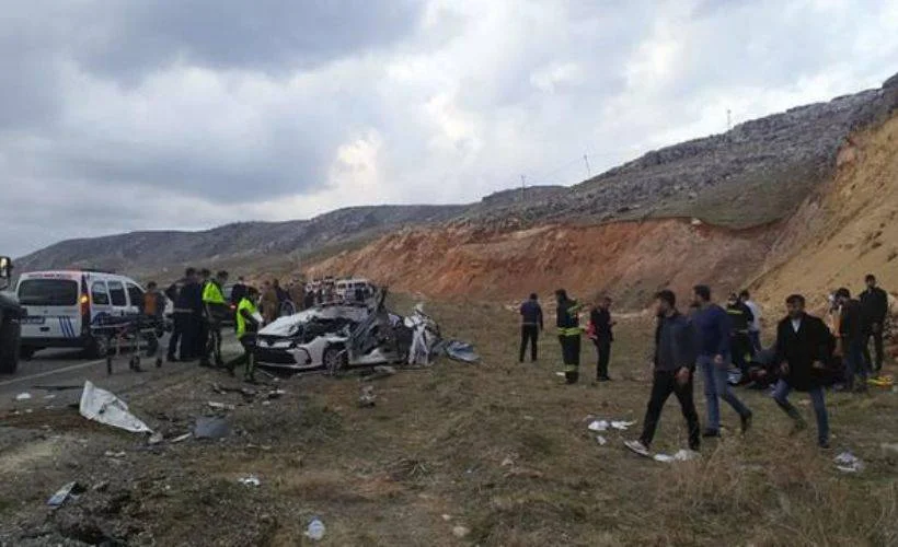 Diyarbakır'da feci kaza: 5 ölü, 3 yaralı