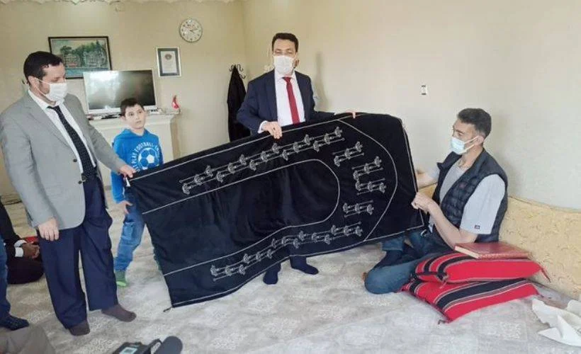 Dünyanın en uzun adamına en uzun seccade