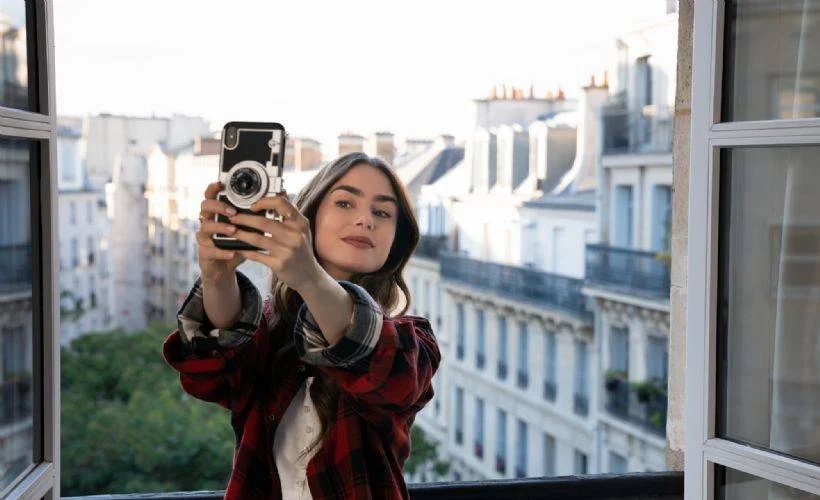 'Emily in Paris, rüşvetle Altın Küre adayı oldu' iddiası; 'Krallar gibi ağırlandılar'