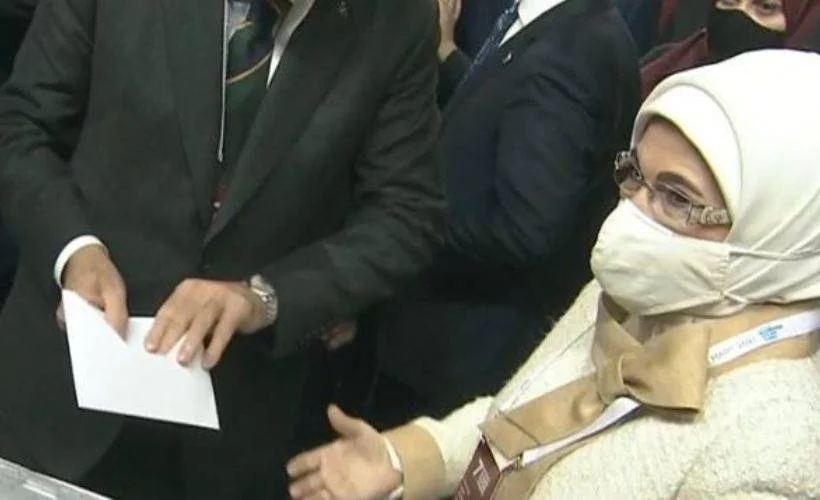 Emine Erdoğan sosyal mesafe kurallarına uyulmayınca kızdı