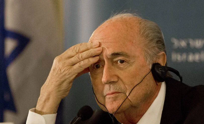 Eski FIFA Başkanı Blatter'e futboldan men ve para cezası