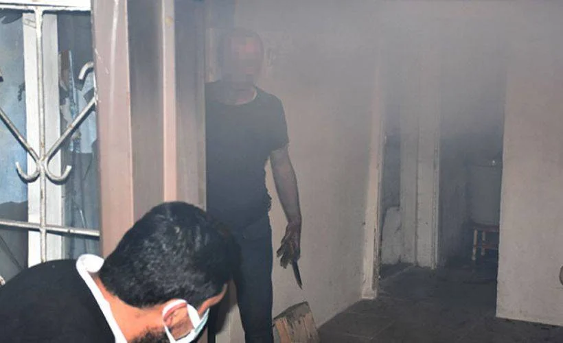 Evini ateşe verdi; itfaiyeyi elinde bıçakla karşıladı