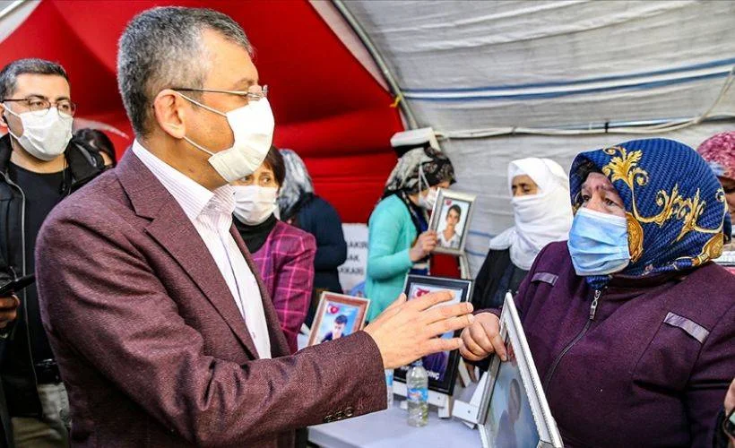 Evlat nöbetindeki ailelerden ziyaretçi CHP heyetine tepki