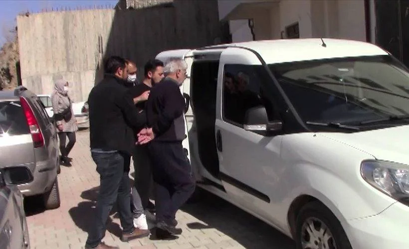FETÖ firarisi yatak odasındaki gizli bölmede yakalandı