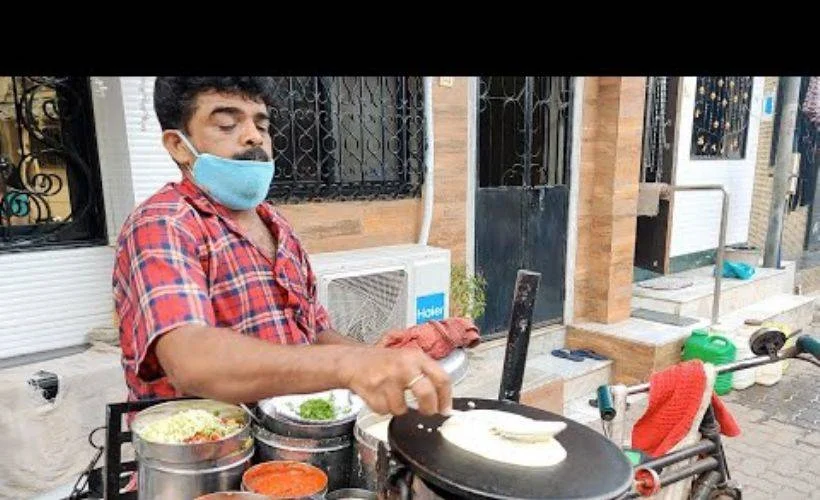 Hindistan'da bir sokak satıcısı pizza yapıyor! Kısıtlı imkanlarla lezzetler sunuyor