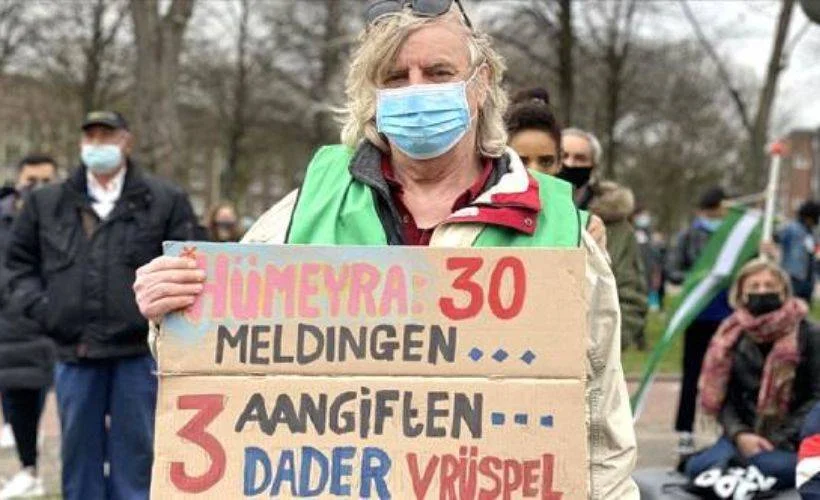 Hollanda'da polisin ırkçı sözleri protesto edildi