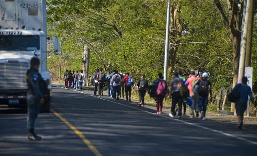 Honduras'tan ABD'ye gitmek isteyen yeni göçmen konvoyu yola çıktı