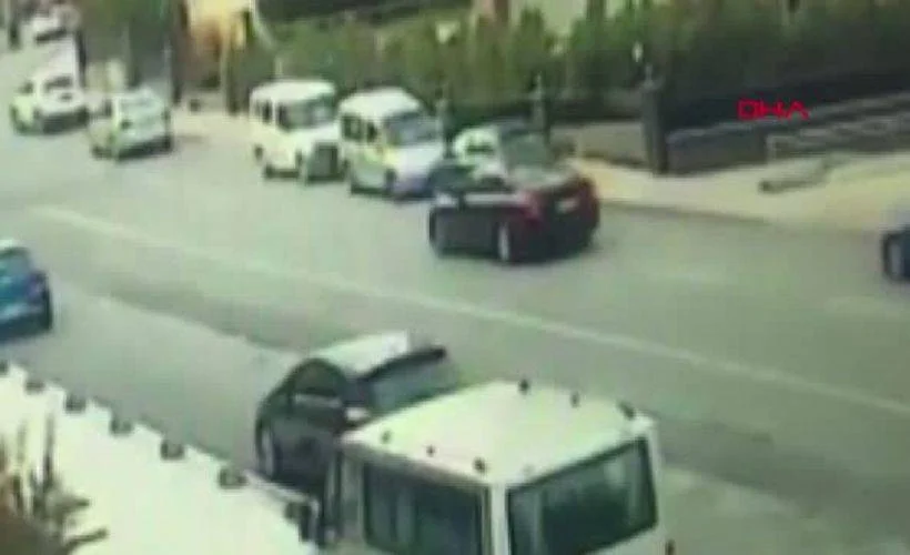 İstanbul'da bankadan çıkanlara kapkaç yapan şüpheliler kamerada
