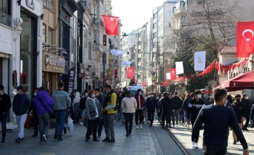 İstanbul'da endişe veren görüntü... Taksim Meydanı'nda cumartesi kalabalığı