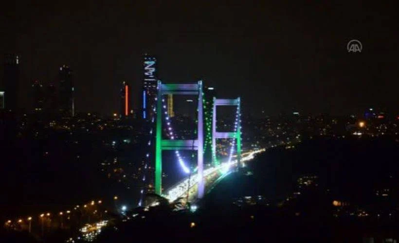 İstanbul'un köprülerinde Pakistan Milli Günü için yeşil-beyaz aydınlatma