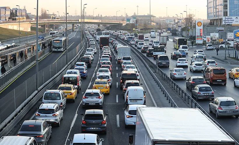 İstanbul yeni haftaya trafik yoğunluğuyla başladı