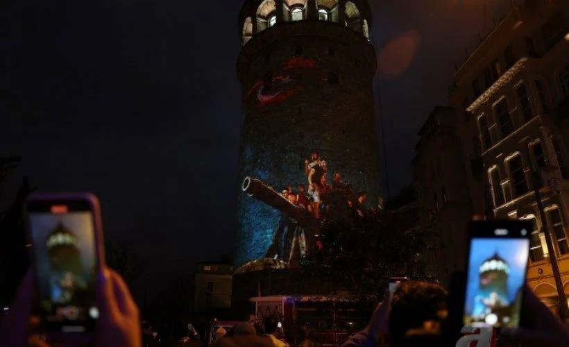 İstiklal Marşı'nın 100'ncü yıl dönümünde Galata Kulesi Mapping gösterisi