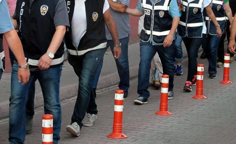 İzmir'de FETÖ'nün hücre evlerine operasyon: 31 gözaltı