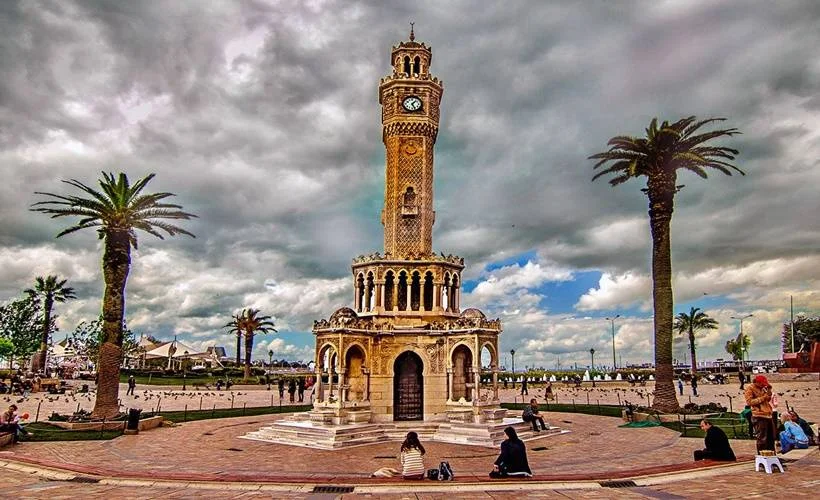İzmir'deki kulenin saati 02:04'te durmuş!