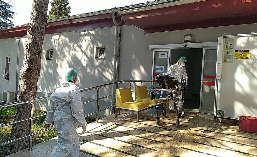 Kimyasal gazdan etkilenen ikisi polis 12 kişi hastaneye kaldırıldı