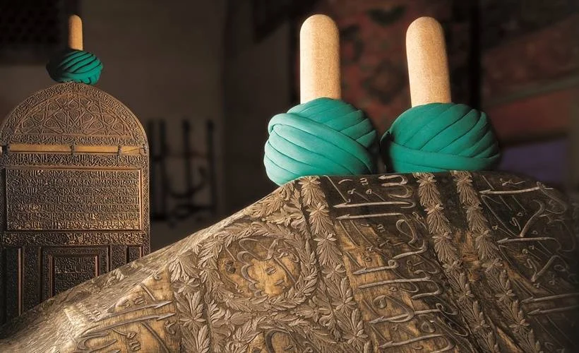 Mevlana'nın ayak ucunda ne yazıyor?