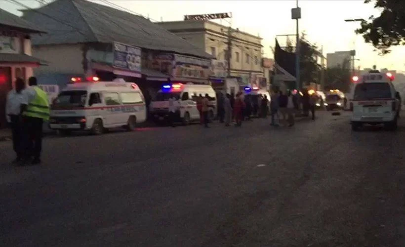 Mogadişu'da işlek bir lokantanın önünde şiddetli patlama