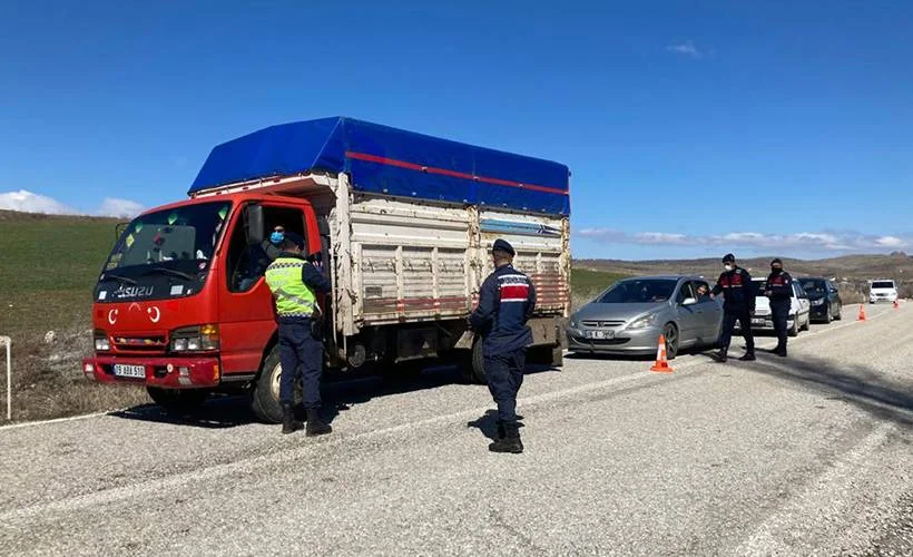 Oğluyla kavga eden 2 öğrenciyi öldürdü
