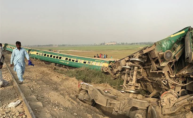 Pakistan'da tren raydan çıktı: Ölü ve yaralılar var
