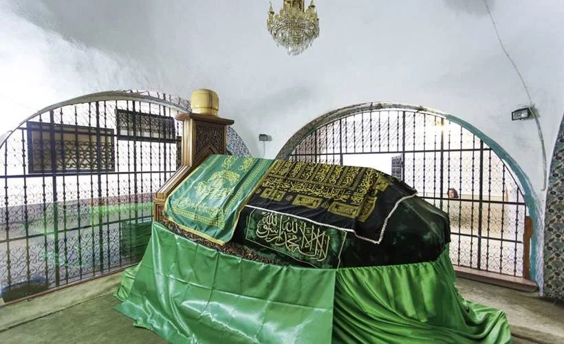 Peygamberimize kırbaç vurmak istedi; muradına erdi