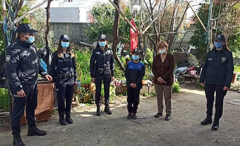 Polislik hayali kuran çocuğa 'üniforma' sürprizi