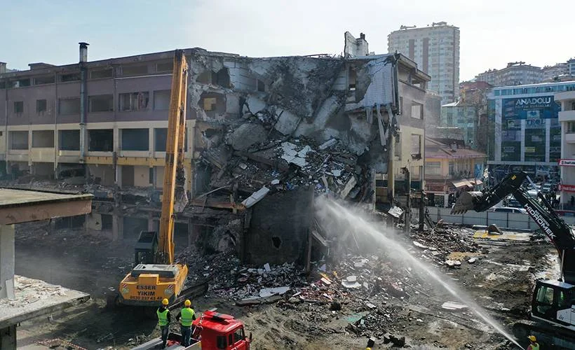 Rize'de riskli binaların yıkımı başladı