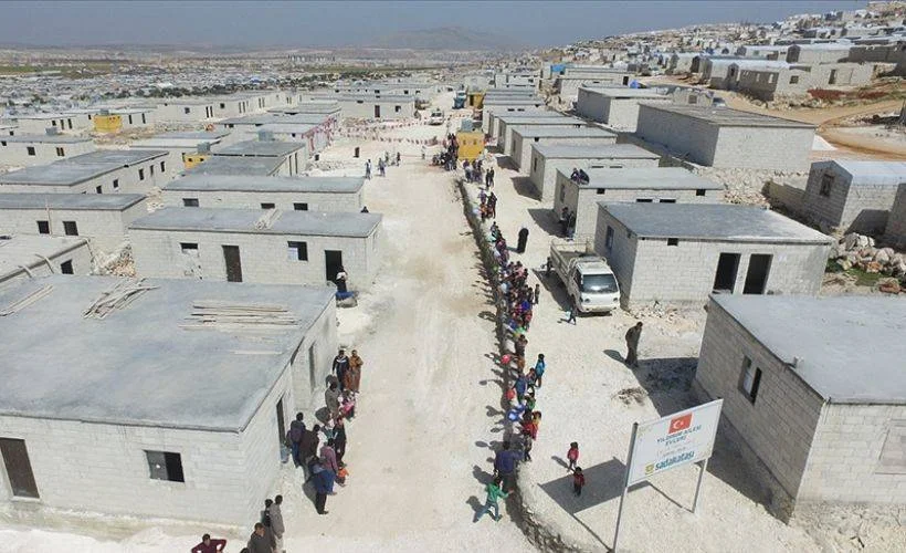 Sadakataşı İdlib'teki 250 briket evi mağdur ailelere teslim etti
