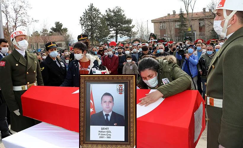 Tatvan şehidleri Gül ve Demirci son yolculuğuna uğurlandı