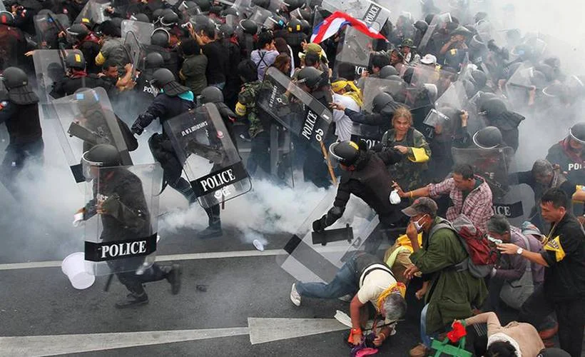 Tayland'da polis ile protestocular arasında arbede: 33 yaralı