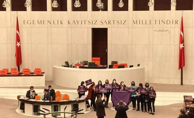 TBMM'de mor örtü gerilimi!