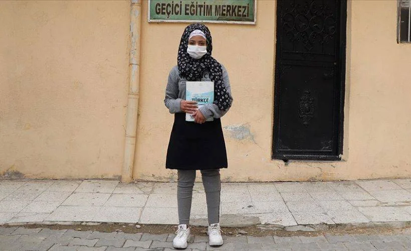 Türkiye'de protez bacağa kavuşan Suriyeli Şeyma artık yürüyerek okula gidiyor