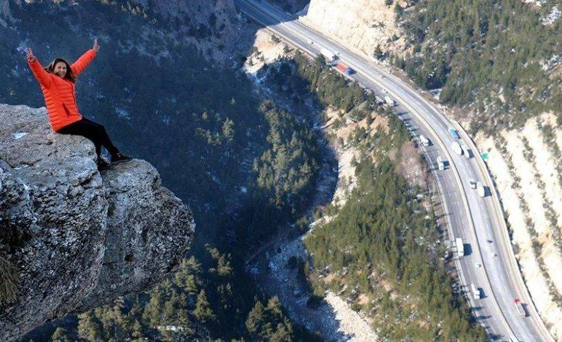 'Uçurumdaymışım gibi çek' demek için buraya akın ediyorlar