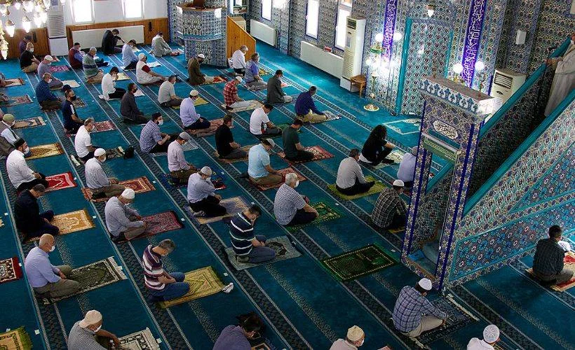 30 Nisan'da cuma namazı kılınacak mı? Tam kapanmada camide cuma namazı kılmak yasak mı?