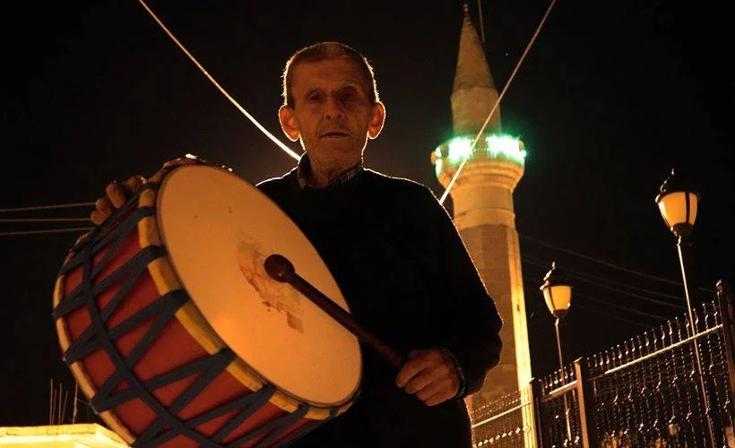 75 yaşında, 20 yıldır vatandaşları sahura kaldırıyor
