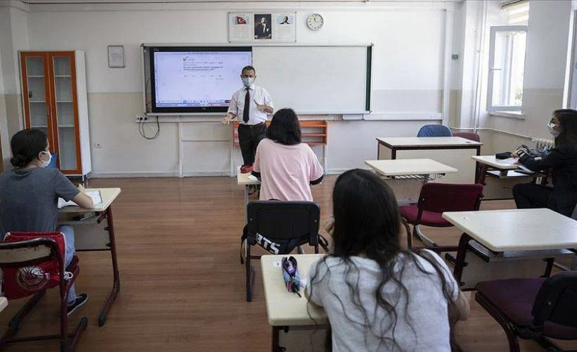 8. ve 12. sınıflarda yüz yüze eğitim ertelendi mi? Liseler uzaktan eğitime mi geçti?