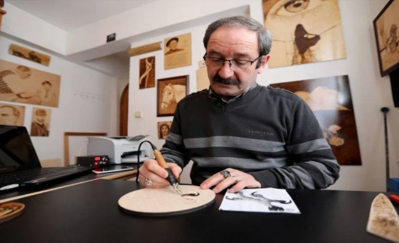 Ahşabı yakarak sanat eserine dönüştürüyor