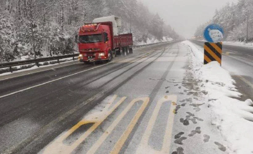 Anadolu Otoyolu'nun Bolu Dağı kesiminde kar etkili oluyor